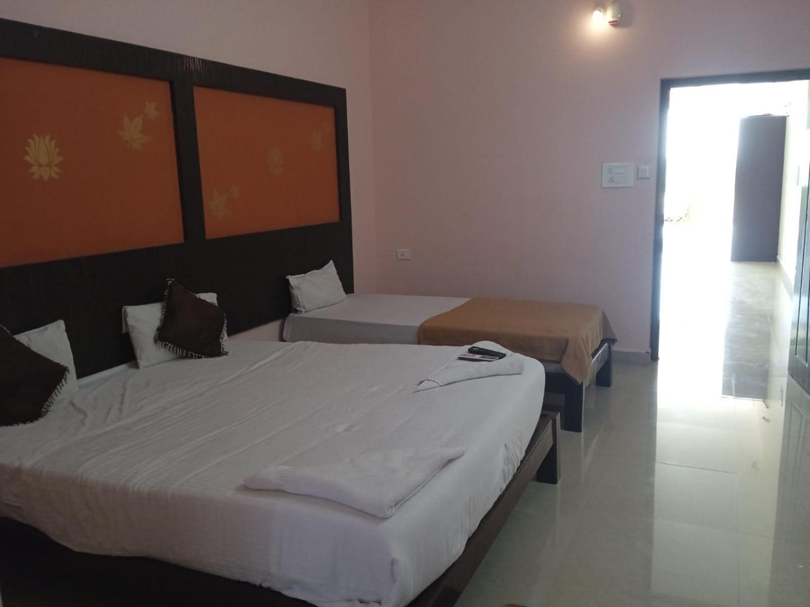 Grand Jp Inn Near 2 Km From Gundlupet Bus Stand ภายนอก รูปภาพ