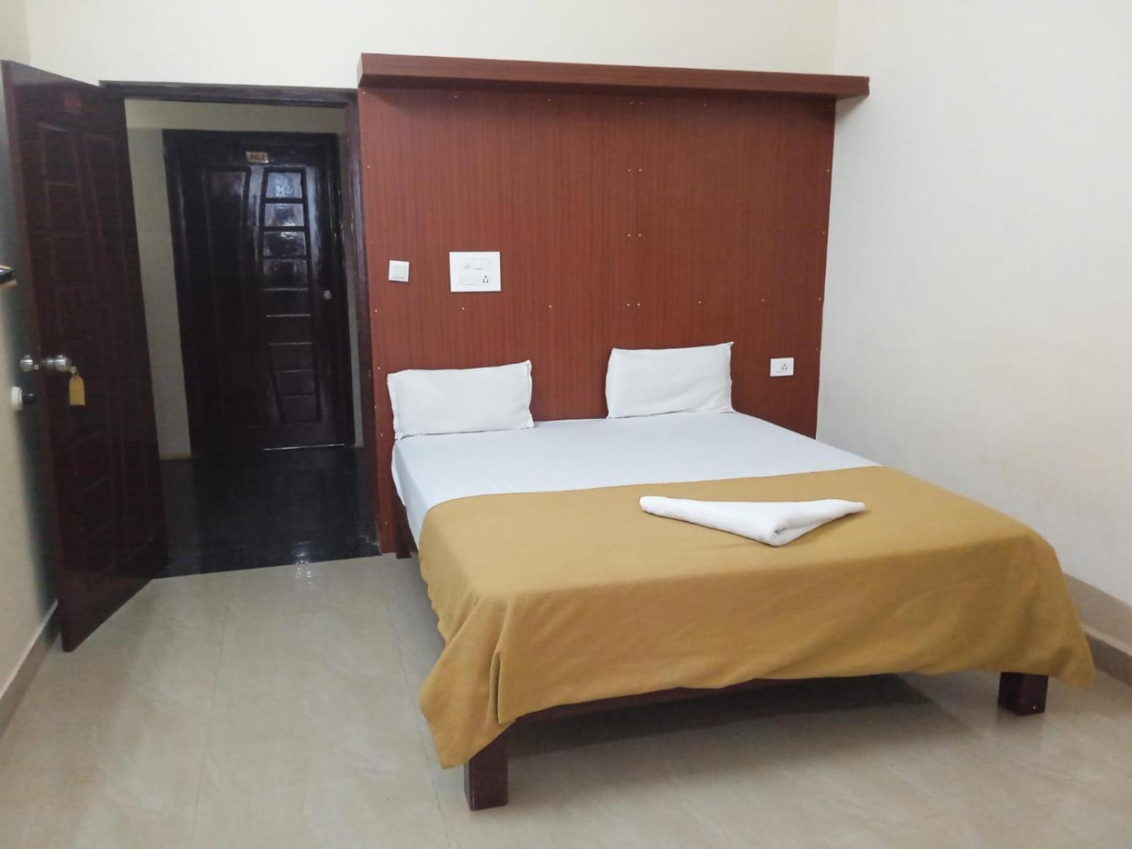 Grand Jp Inn Near 2 Km From Gundlupet Bus Stand ภายนอก รูปภาพ