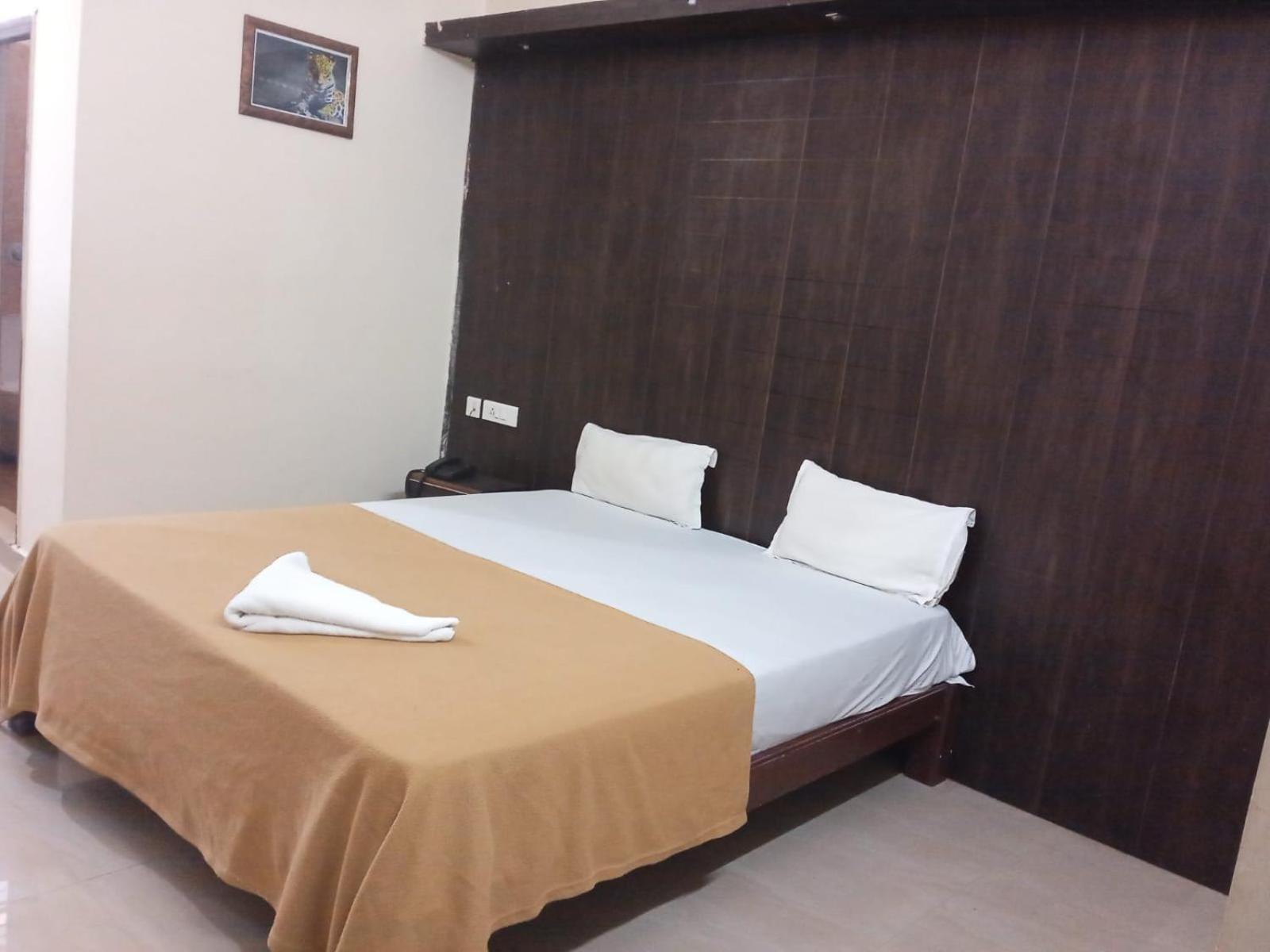 Grand Jp Inn Near 2 Km From Gundlupet Bus Stand ภายนอก รูปภาพ