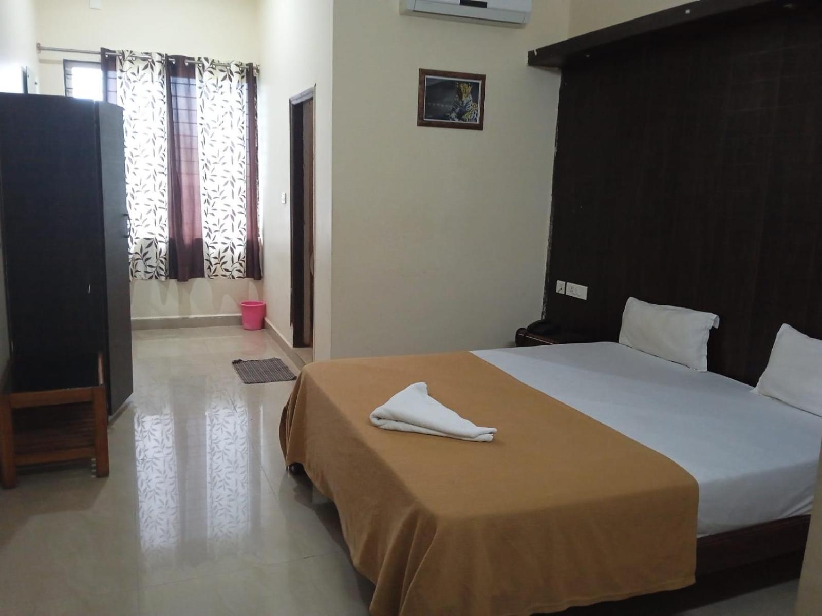 Grand Jp Inn Near 2 Km From Gundlupet Bus Stand ภายนอก รูปภาพ